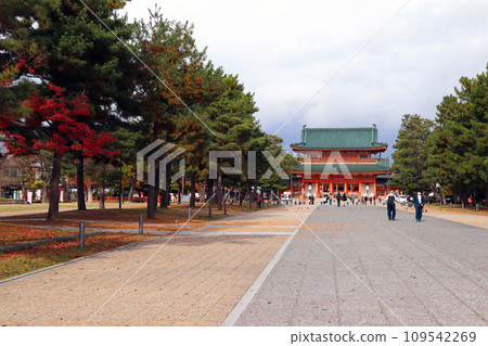 秋天的平安神宮：大天門（京都市左京區） 109542269