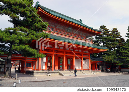 秋天的平安神宮：大天門（京都市左京區） 109542270