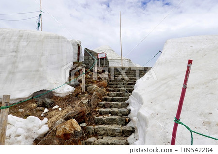 Scenery of the stone stairs behind the Tateyama Nature Conservation Center Ashikura Temple, Tateyama Town, Shinkawa District, Toyama Prefecture 109542284