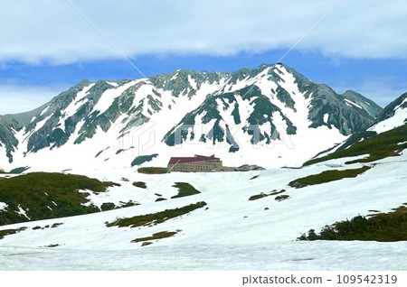 富山縣新川郡立山町立山高原巴士足倉寺看到的立山酒店大樓風景 富山縣新川郡立山町立山高原巴士足倉寺看到的立山酒店大樓風景 109542319