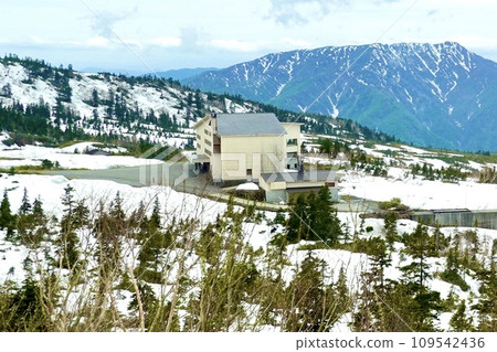 View of the Midagahara Hotel at the foot of the snow-covered mountain from the Tateyama Kogen bus Ashikura Temple, Tateyama Town, Shinkawa District, Toyama Prefecture 109542436