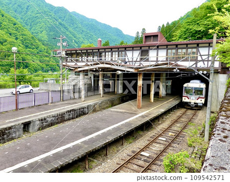 Scenery of the station building and platform of Tateyama Station on the Toyama Regional Railway Tateyama Line, Ashikaji Temple, Tateyama-cho, Shinkawa-gun, Toyama Prefecture Scenery of the station building and platform of Tateyama Station on the Toyama Regional Railway Tateyama Line, Ashikaji Temple, Tateyama-cho, Shinkawa-gun, Toyama Prefecture 109542571