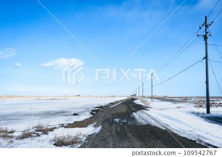 北海道野付半島冬季的藍天和結冰的道路 109542767