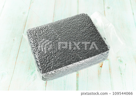 Vacuum packed black rice 109544066