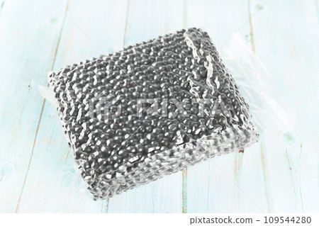 Vacuum packed black beans 109544280