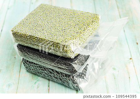 Vacuum packed black beans, mung beans and black rice 109544395