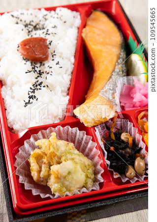 Delicious salmon bento 109545665