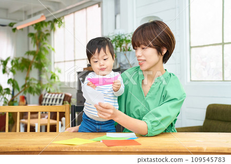 Parent and child playing with origami 109545783