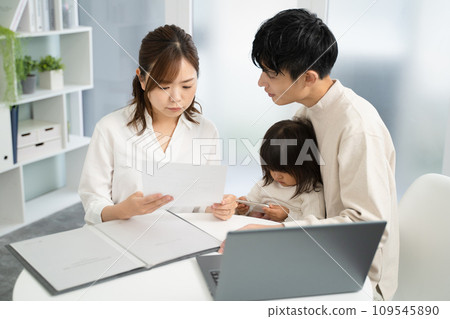 一家人思考財務計畫的場景 一家人思考財務計畫的場景 109545890