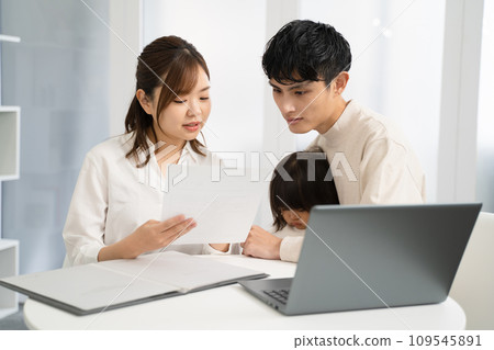 一家人思考財務計畫的場景 一家人思考財務計畫的場景 109545891