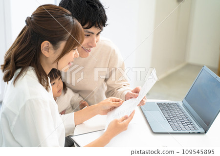 一家人思考財務計畫的場景 109545895