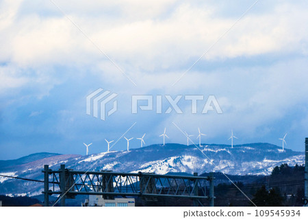 初雪期間岩手縣盛岡市天峰山風車翩翩起舞的景象 初雪期間岩手縣盛岡市天峰山風車翩翩起舞的景象 109545934