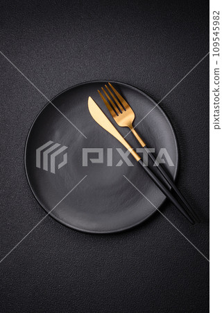 Bumpy empty ceramic plate on a textured concrete background 109545982