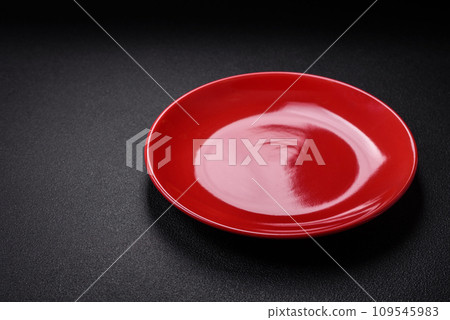Bumpy empty ceramic plate on a textured concrete background 109545983
