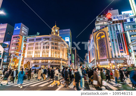 日本東京城市景觀12月...Uber斜線穿越並跑錯方向(擋住推自行車男子的道路)... = 9日 日本東京城市景觀12月...Uber斜線穿越並跑錯方向(擋住推自行車男子的道路)... = 9日 109546151