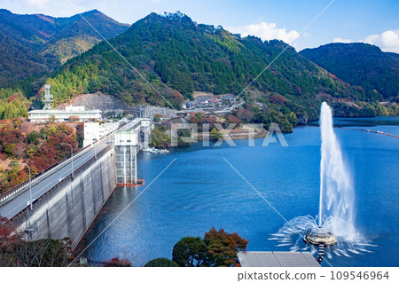 山溪水壩的噴泉和秋葉 山溪水壩的噴泉和秋葉 109546964