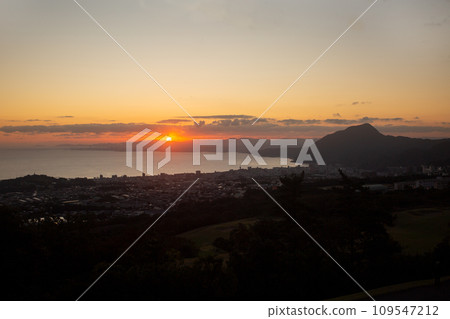日出時從富士山眺望別府灣和大分市區 109547212