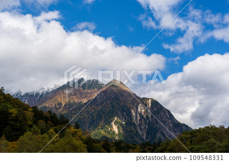 十月的穗高山脈和色彩繽紛的秋葉自然 十月的穗高山脈和色彩繽紛的秋葉自然 109548331
