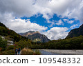 十月的穗高山脈和秋葉清澈的溪流 109548332