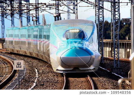 Series E5 Shinkansen running through the Mutsu Road at Nasushiobara Station on the Tohoku Shinkansen Series E5 Shinkansen running through the Mutsu Road at Nasushiobara Station on the Tohoku Shinkansen 109548356