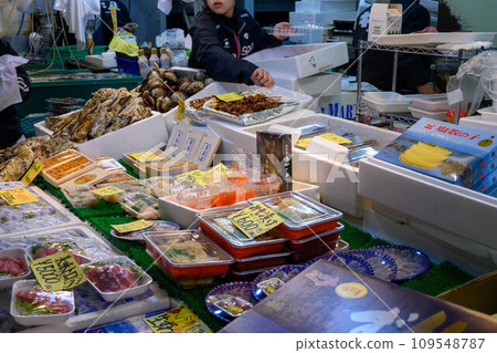 Market scenery at the end of the year. Photographed at the morning market at Kizu Wholesale Market, Osaka 109548787