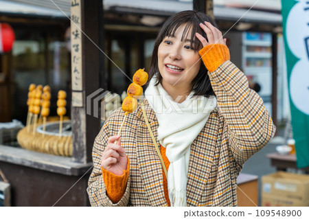 女人吃餃子,女人秋天旅行 女人吃餃子,女人秋天旅行 109548900