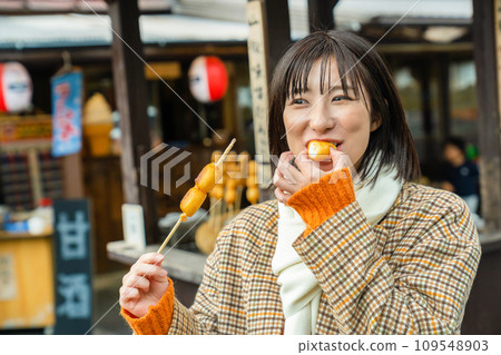 Woman eating dumplings, woman traveling in autumn Woman eating dumplings, woman traveling in autumn 109548903