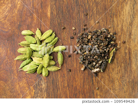 Cardamom Isolated, Green Cardamon Seeds, Dry Kardamon, Cardamum Spice , Genera Elettaria Beans 109549426