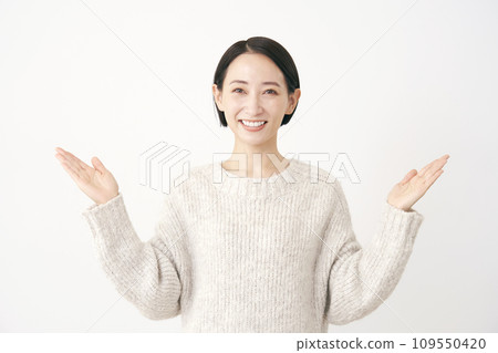 中年婦女用手掌指著兩側，白色背景 109550420