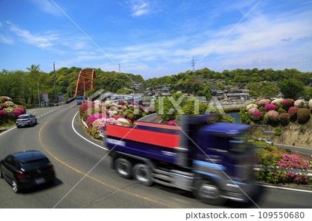 View of Ondo Ohashi Bridge with azaleas in bloom 109550680