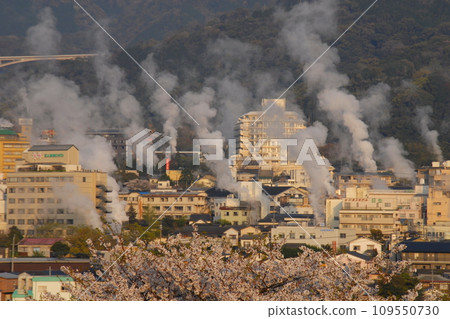 盛開的櫻花和蒸氣之城（鐵輪溫泉/別府市） 109550730