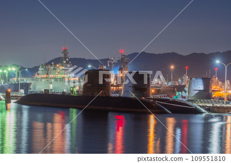 Evening view with a submarine in Kure 109551810