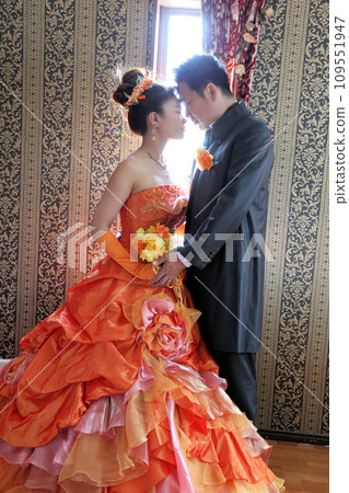 新娘穿著橘色婚紗,新郎穿著燕尾服,新娘穿著婚禮雞尾酒禮服 新娘穿著橘色婚紗,新郎穿著燕尾服,新娘穿著婚禮雞尾酒禮服 109551947