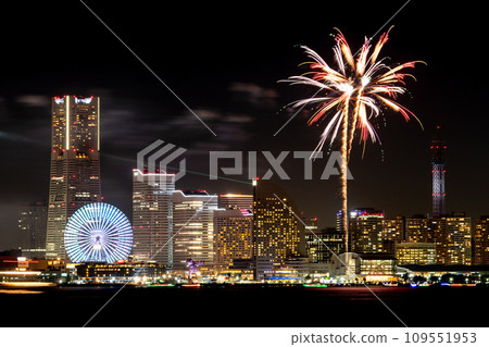 橫濱閃閃發光的夜晚煙火大黑碼頭 12 月 109551953