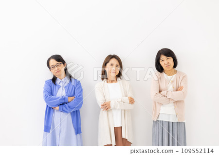 Worried senior woman Worried senior woman 109552114