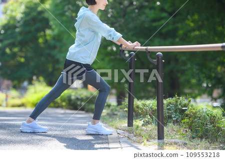 女人做熱身運動伸展運動 109553218