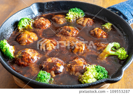 Very delicious Japanese takoyaki with cheese curry stew 109553287
