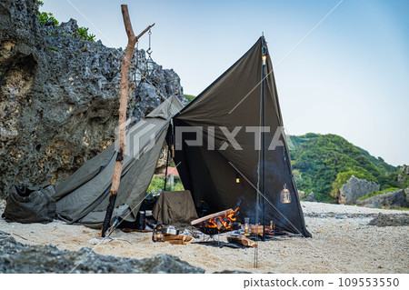搭建帳篷 露營形象 岩石區 自然露營 單獨露營 崎嶇的海邊 藍天 109553550