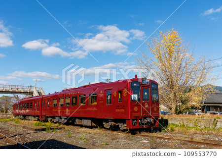 平成築豐鐵道「琴琴列車」穿過銀杏樹下的車站 109553770