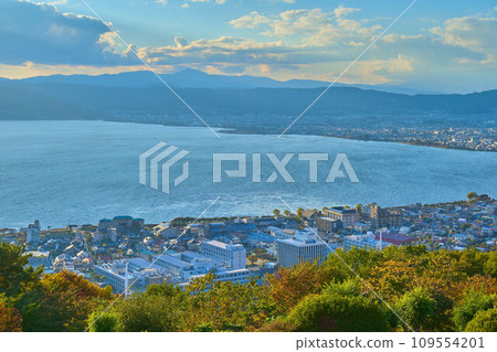 從長野縣詰訪市立石公園看西北側的秋景（諏訪湖、諏訪市、下諡訪町等） 109554201