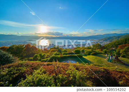 從長野縣詰訪市立石公園西側的秋景（諏訪湖、岡谷市、諏訪市、下諡訪町等） 109554202