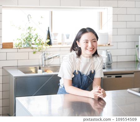 Smiling woman cooking in the kitchen 109554509