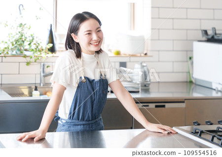 Smiling woman cooking in the kitchen 109554516