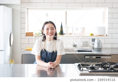 微笑的女人在廚房做飯 109554518