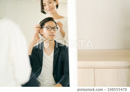 Women and male customers working at a hair salon 109555478