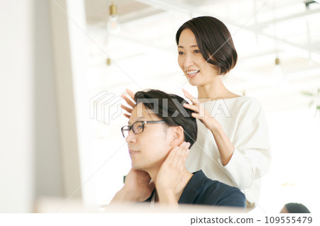 Women and male customers working at a hair salon Women and male customers working at a hair salon 109555479