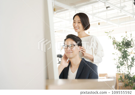 Women and male customers working at a hair salon 109555592