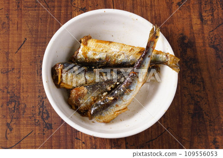 Simmered sardines with ginger 109556053