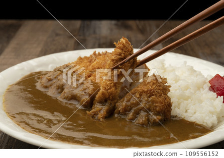 用筷子夾咖哩肉排 用筷子夾咖哩肉排 109556152