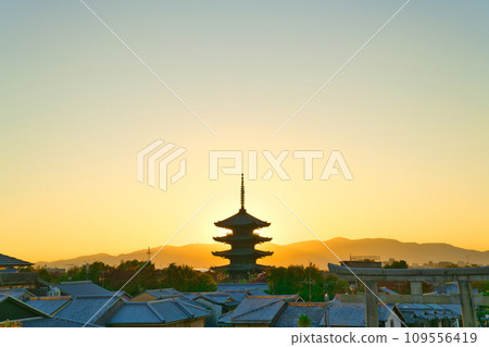 [Kyoto Prefecture] The streets of Kyoto are crowded with tourists during the autumn leaves season in November 109556419